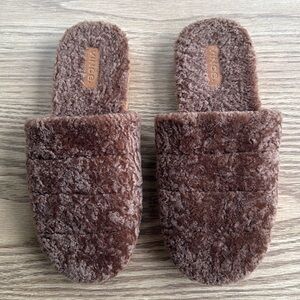 Vince Loni shearing dyed lamb fur slippers